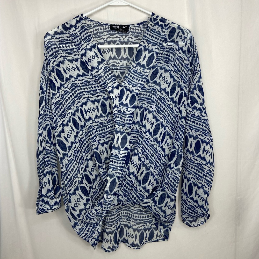 NWOT About A Girl LA women’s blue white geometric sheer crop sleeve‎ blouse XS